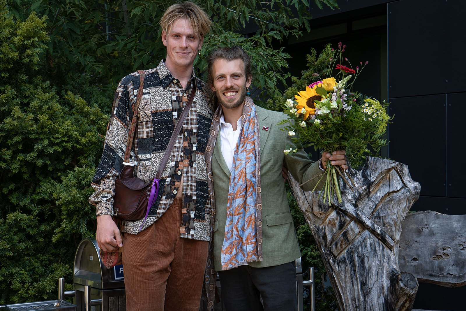 Bruno & Marc mit Blumenstrauß